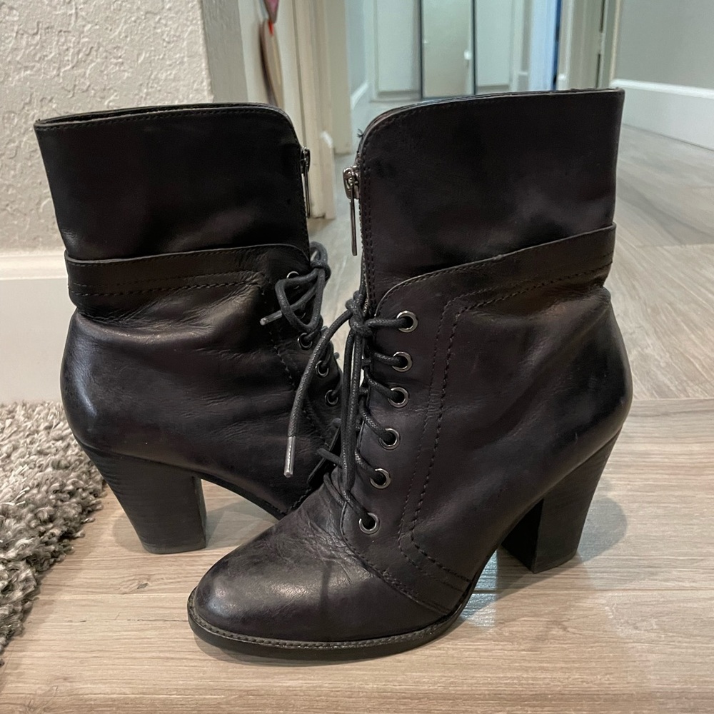 Kenneth Cole Women’s Block Heel Combat Ankle Boots size 7.5 black leather